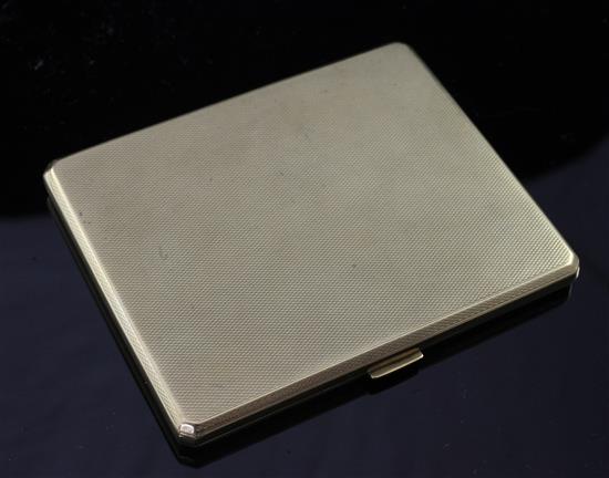 A 1930s engine turned 9ct gold cigarette case, 4in.